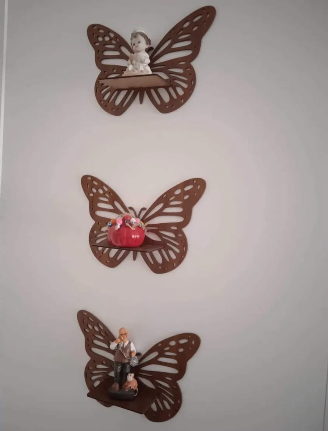 🦋✨ ثلاث رفوف جدارية على شكل فراشة – قطعة ديكور تنبض بالحياة والضوء